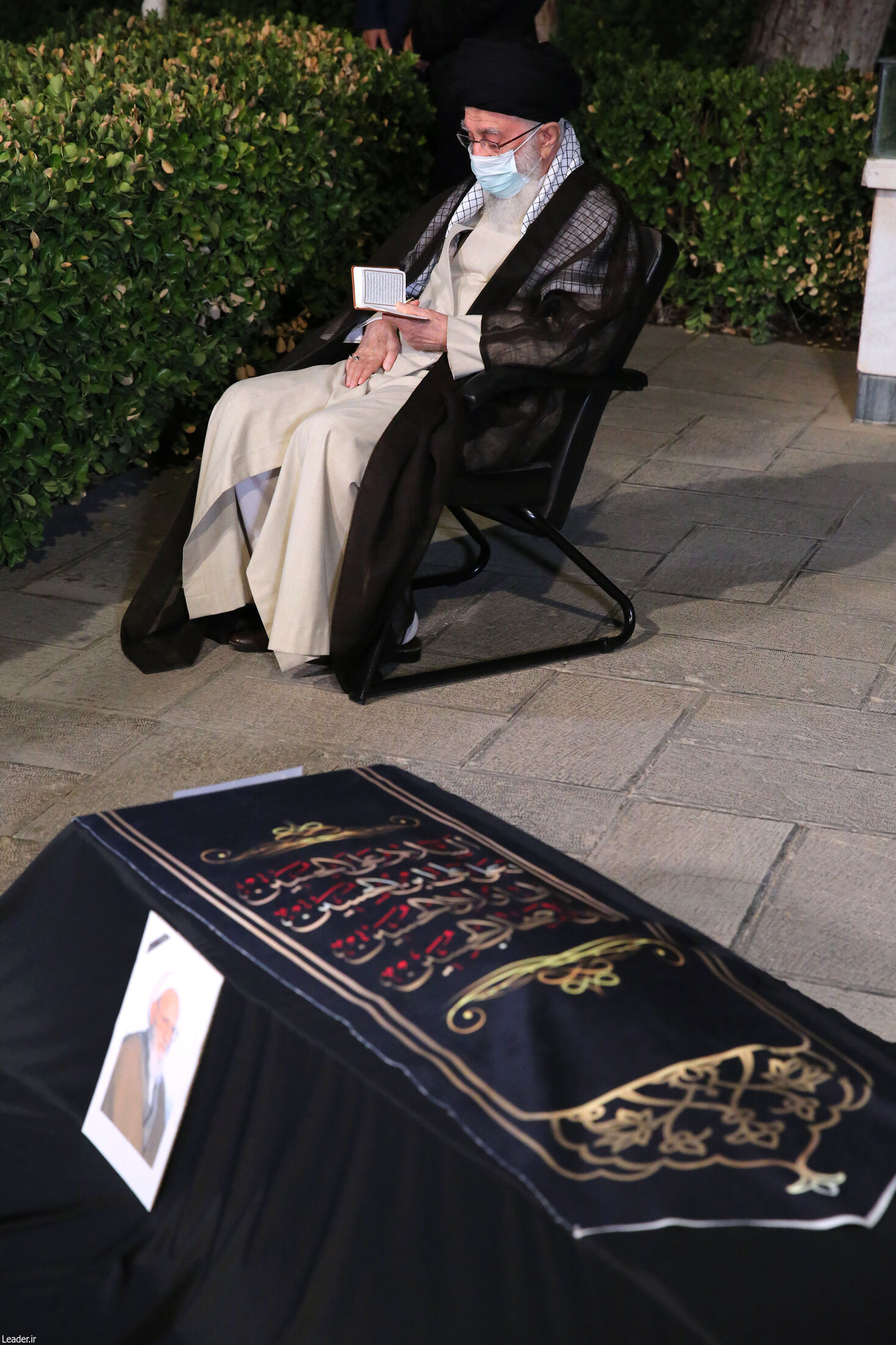 اقامه نماز رهبر انقلاب بر پیکر آیت‌الله حسن‌زاده آملی