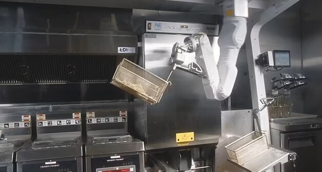 ربات آشپز سیب‌زمینی سرخ می‌کند