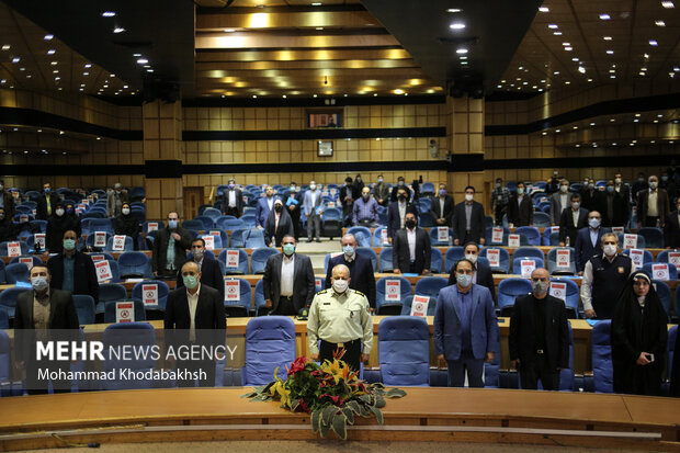 مدعوین در حال ادای احترام به سرود جمهور اسلامی ایران در سومین همایش ملی و اولین همایش بین المللی حکمرانی متعالی در تالار وزارت کشور میباشند