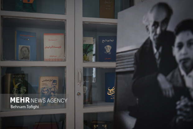 برخی از کتاب های نویسندگان و شعرای بزرگ ایران در حاشیه افتتاح خانه نیما یوشیج در تصویر دیده می شود