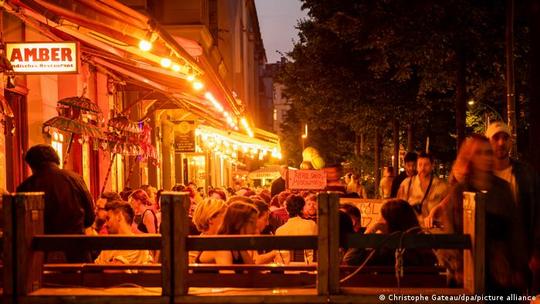 رستوران‌ها و پارتی‌ها در فضای باز
محدودیت‌های کرونایی در مورد محوطه بیرون رستوران‌ها لغو می‌شود. به‌رغم آن، حفظ فاصله از جمله محدودیت‌هایی است که باید رعایت شود. تصویر رستورانی در برلین را نشان می‌دهد که عملا پروتکل‌های بهداشتی در آن رعایت نشده است.