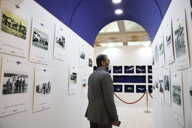 تابلوهای عکسی از تجهیزات ناوگان هواپیمایی در غرفه یکی از شرکت های هواپیمایی کشور در پنجمین نمایشگاه حمل و نقل لجستیک و صنایع وابسته به نمایش گذاشته شده است