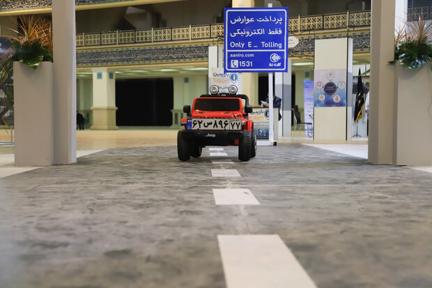 ماکتی از تجهیزات راهداری کشور  در پنجمین نمایشگاه حمل و نقل لجستیک و صنایع وابسته به نمایش گذاشته شده است