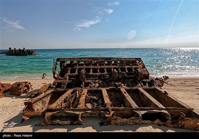 یکی از آثار به جا مانده از دوران دفاع مقدس کشتی های غرق شده در اطراف جزیره خارگ می باشد 