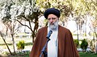 غرس یک اصله نهال گردو توسط رئیسی در باغ گیاه‌شناسی