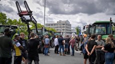 ببینید| کار کشاورزان هلند هم به اعتراض تراکتوری رسید
