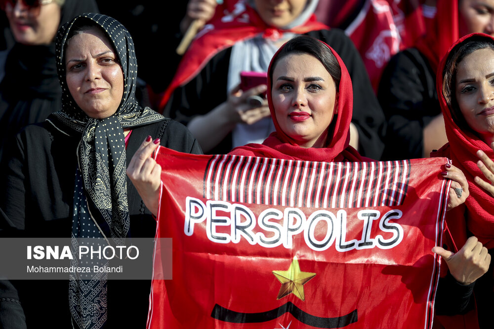 گزارش تصویری از حضور زنان پرسپولیسی در ورزشگاه آزادی
