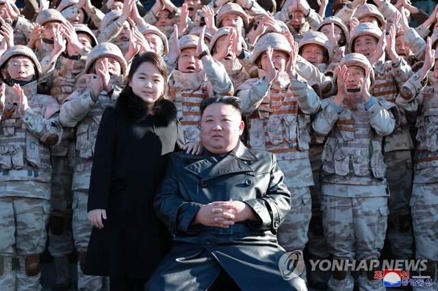 اون در کنار دخترش: کره شمالی قوی‌ترین نیروی اتمی جهان می شود