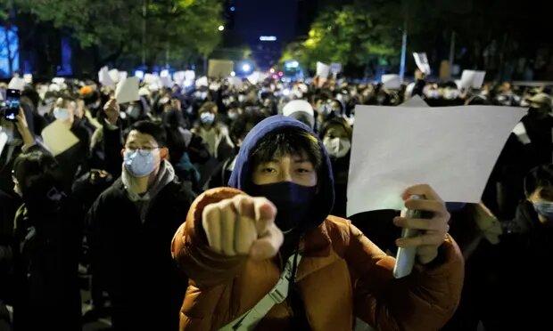 تصاویر | بالا گرفتن اعتراضات در چین در پی ادامه قرنطینه | چینی‌ها از قرنطینه خسته شده‌اند و آزادی می‌خواهند