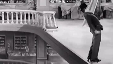 نبوغ چارلی چاپلین در ساخت فیلم، آن‌هم در ۸۸ سال قبل/ استفاده از یک حقه سینمایی فوق‌العاده جالب (فیلم)