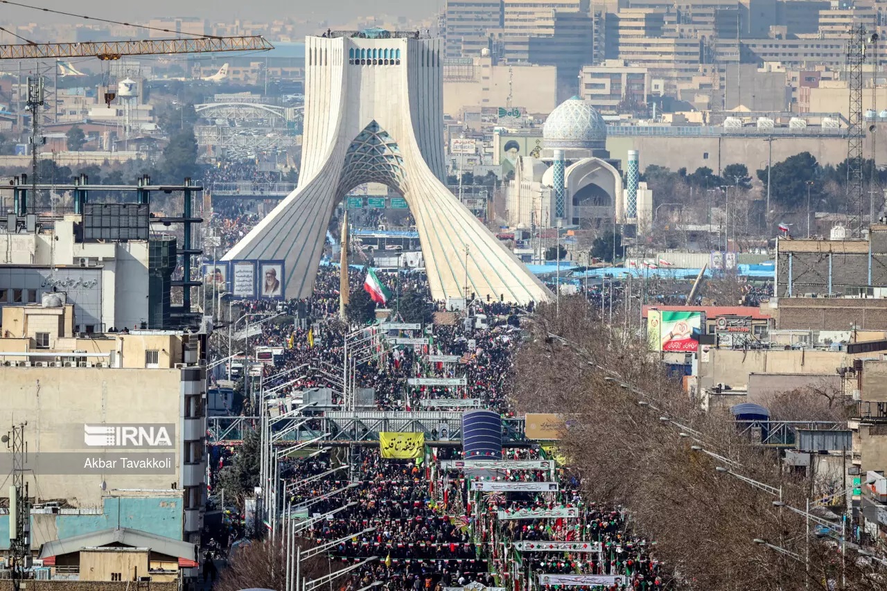 مانور بزرگ اقتدار ایرانیان در۴۵ سالگی انقلاب اسلامی ایران