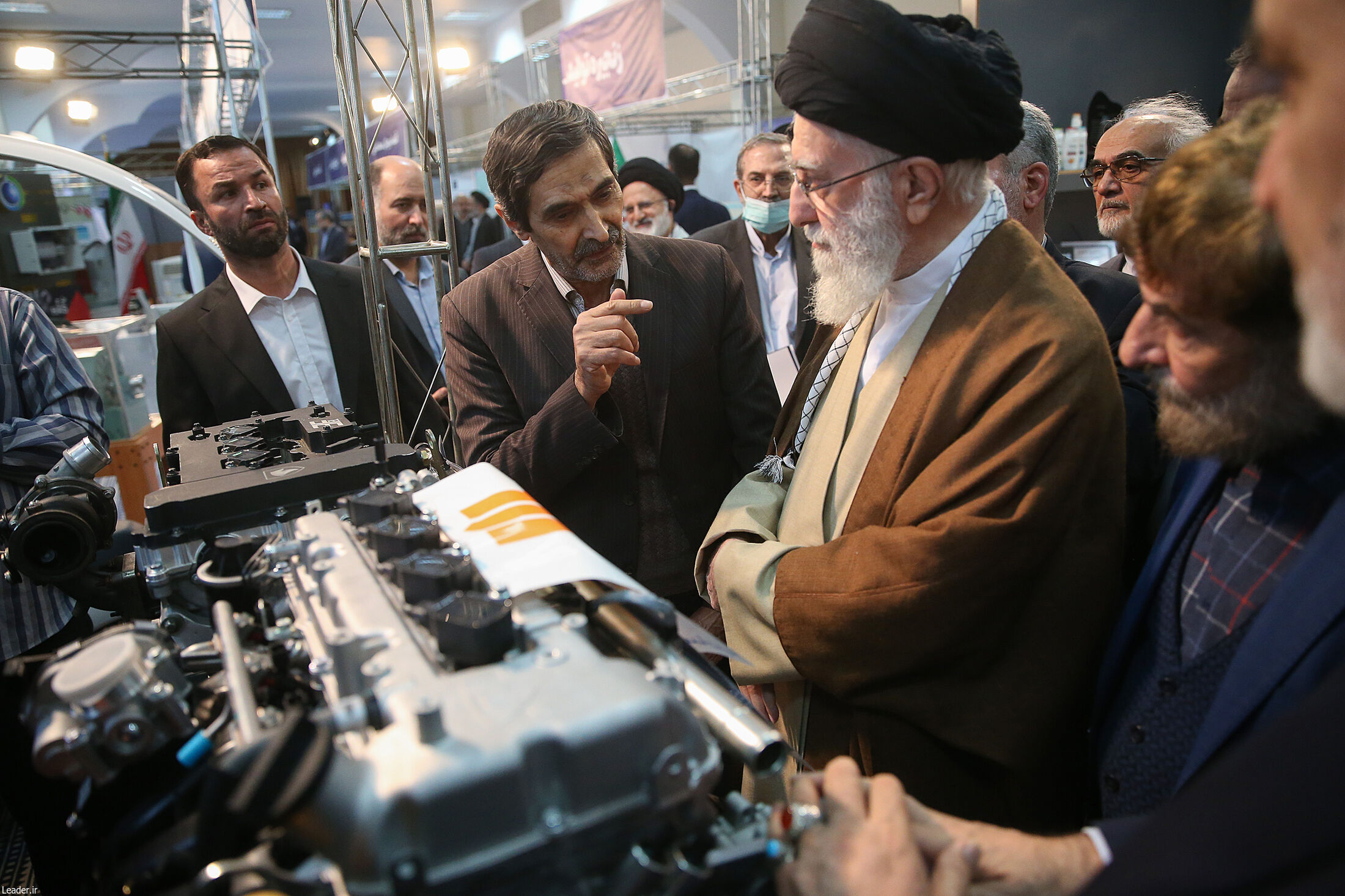 بازدید رهبر انقلاب از نمایشگاه توانمندی‌های تولید ایرانی + عکس