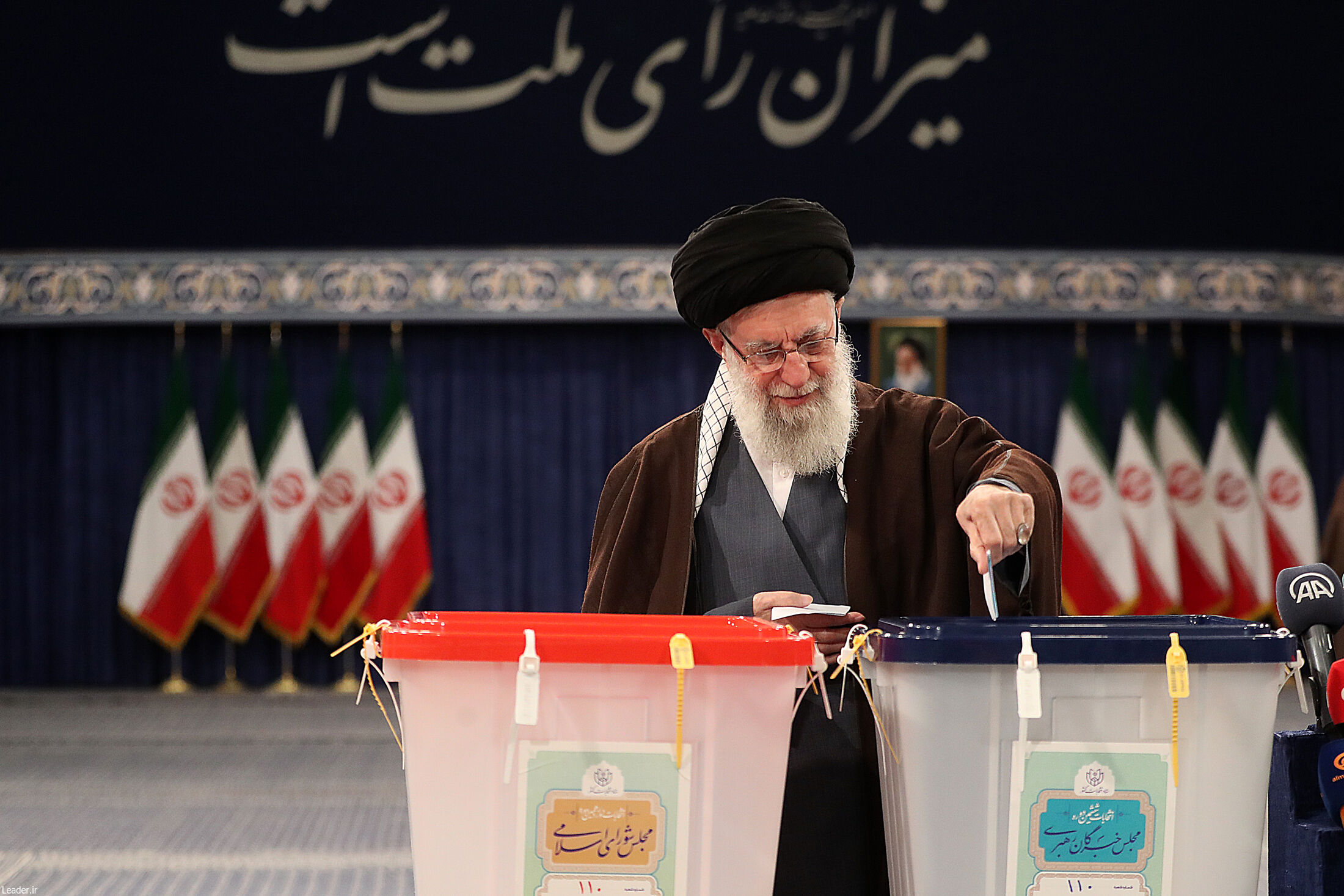 رهبر انقلاب اسلامی رای خود را به صندوق انداختند + عکس