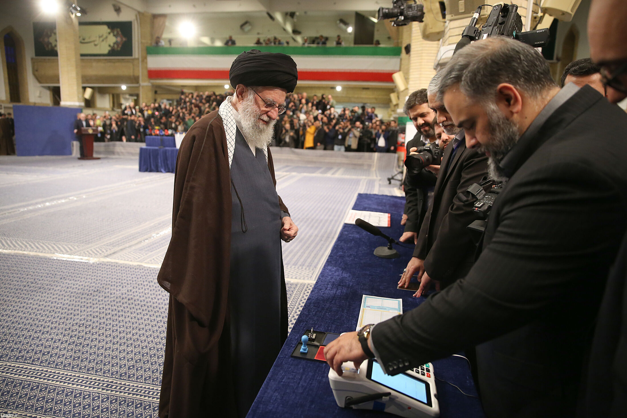 رهبر انقلاب اسلامی رای خود را به صندوق انداختند + عکس