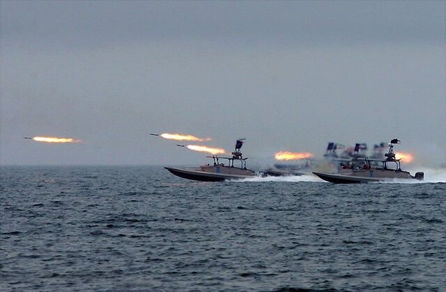 ناوگان انگلیس و آمریکا مدعی تقابل با قایق‌های نظامی ایران شدند