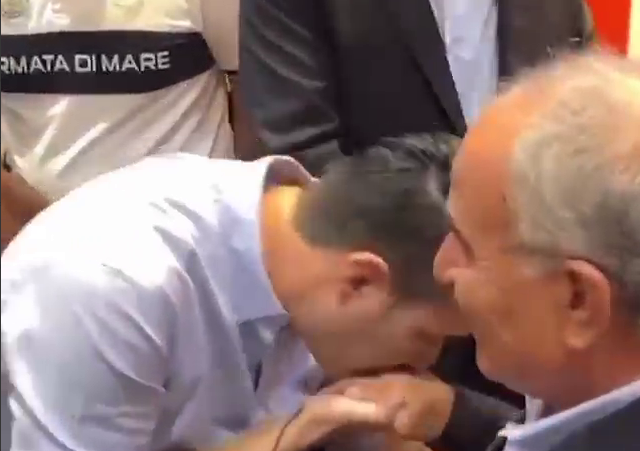 بوسه نکونام بر دست پدرش بعد از امضای قرارداد با استقلال