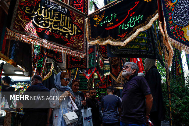 همزمان با فرا رسیدن ایام شهادت حضرت اباعبداله الحسین (ع) میادین، پل‌ها و برخی از منازل شهر تهران به نشانه عشق، وفاداری و ارادت به سید الشهدا (ع) سیاه پوش شده است