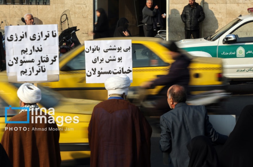 تجمع مقابل مجلس برای قانون حجاب (25)