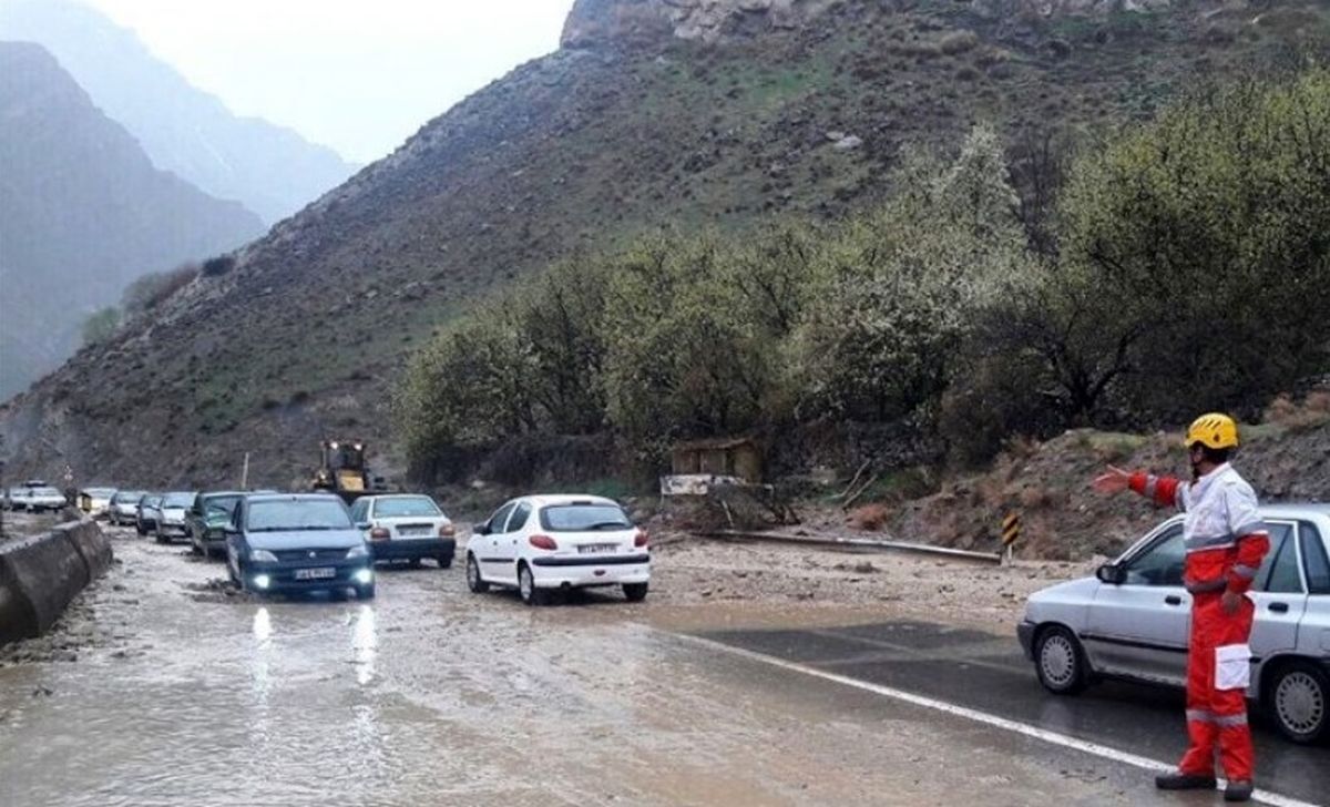بارش باران و ترافیک نیمه‌سنگین در جاده های کشور