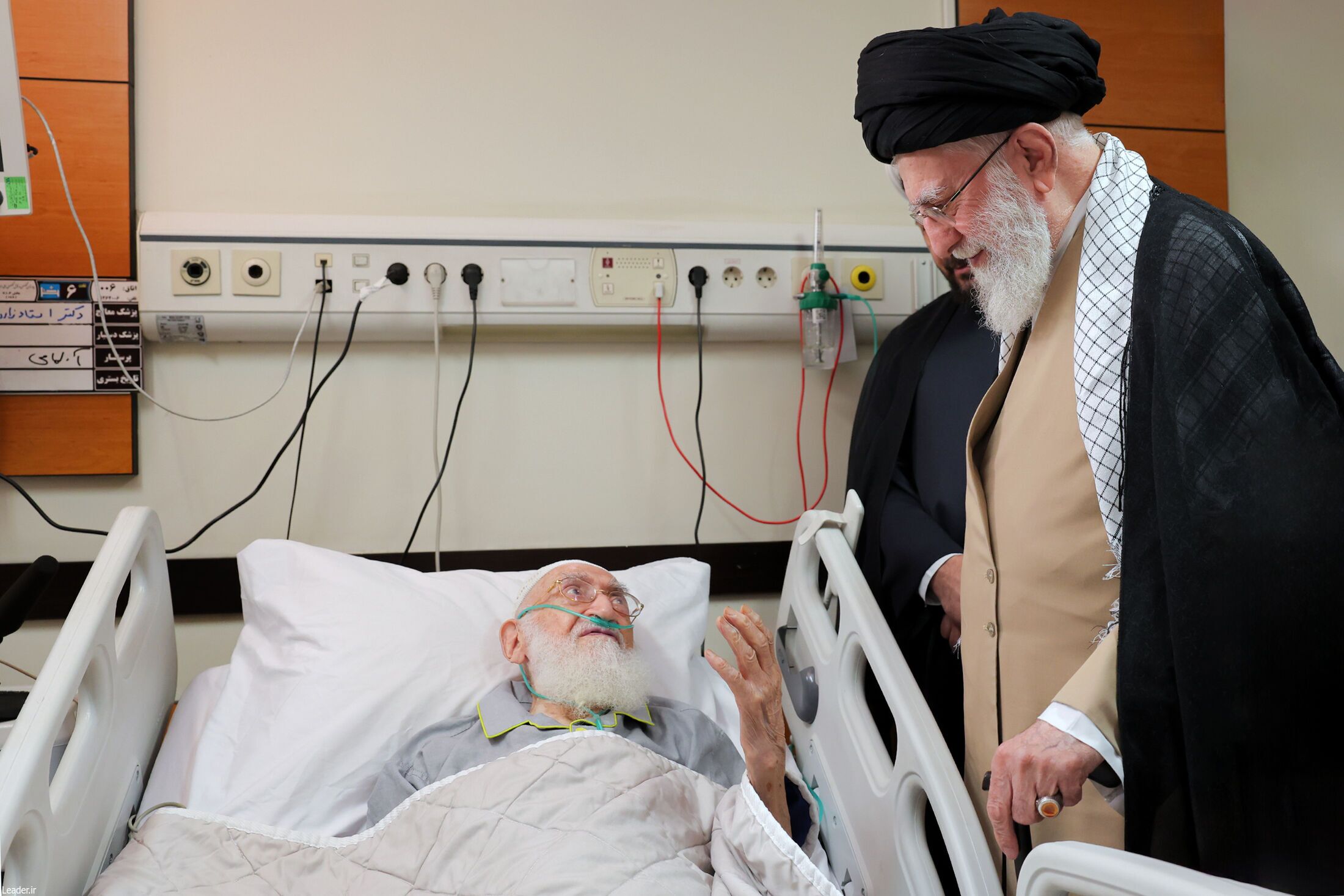 رهبر انقلاب از حضرت آیتالله نوری همدانی عیادت کردند رهبر انقلاب از حضرت آیتالله نوری همدانی عیادت کردند
