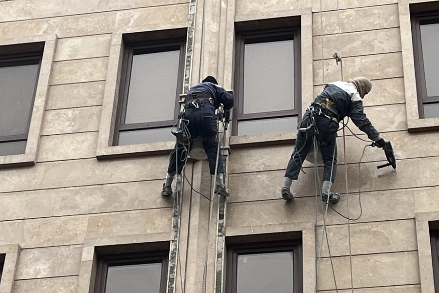 نقش سازنده و مهندس ناظر در جلوگیری از ریزش سنگ نما