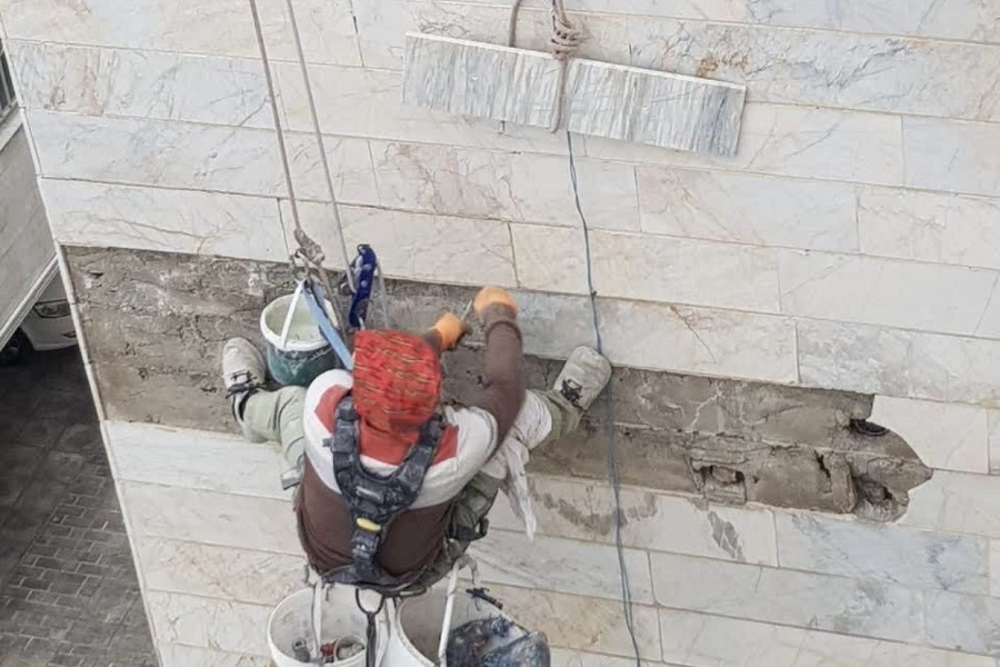 نقش سازنده و مهندس ناظر در جلوگیری از ریزش سنگ نما