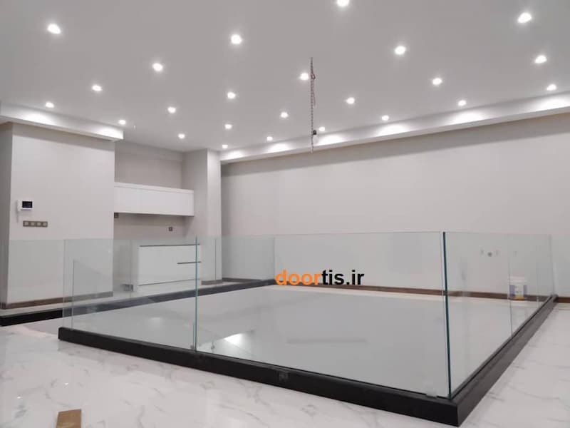 هزینه اجرای نرده شیشه‌ای در پروژه‌های ساختمانی