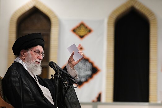 ملت با جهت‌گیری‌های گوناگون سیاسی پای ایران عزیز ایستاد