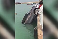 سقوط هولناک خودرو به دریا در چابهار (فیلم)