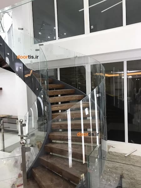 اجرای نرده شیشهای بالکن و راهپله | انواع پایهها، استاندارد نصب و نکات مهم در انتخاب اجرای نرده شیشهای بالکن و راهپله | انواع پایهها، استاندارد نصب و نکات مهم در انتخاب