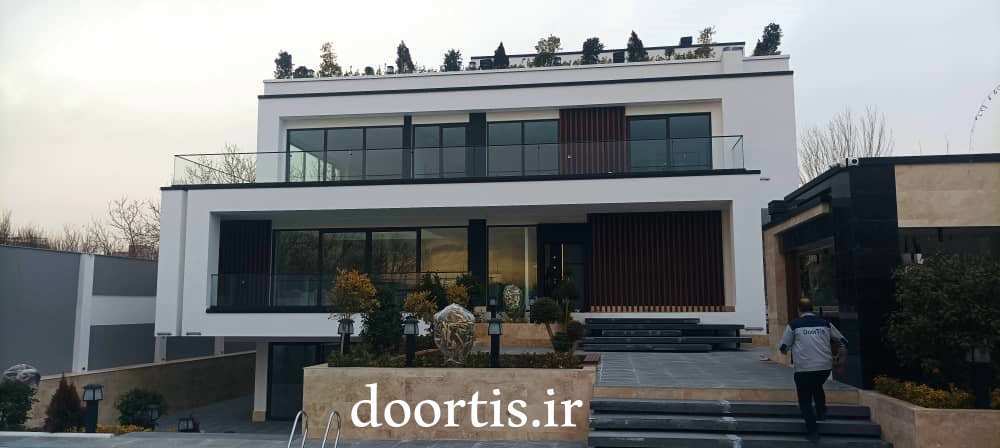 اجرای نرده شیشهای بالکن و راهپله | انواع پایهها، استاندارد نصب و نکات مهم در انتخاب اجرای نرده شیشهای بالکن و راهپله | انواع پایهها، استاندارد نصب و نکات مهم در انتخاب