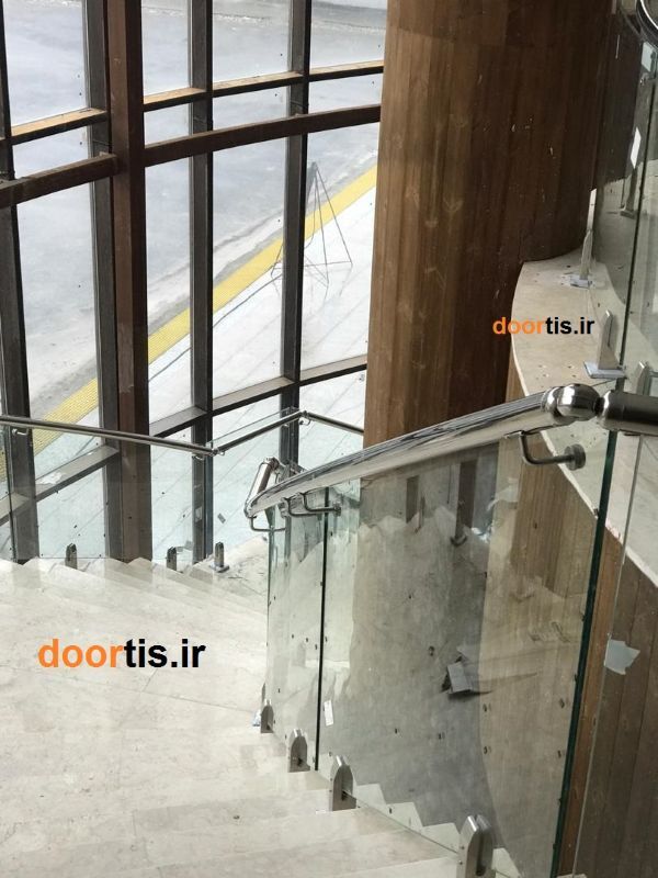 اجرای نرده شیشهای بالکن و راهپله | انواع پایهها، استاندارد نصب و نکات مهم در انتخاب اجرای نرده شیشهای بالکن و راهپله | انواع پایهها، استاندارد نصب و نکات مهم در انتخاب