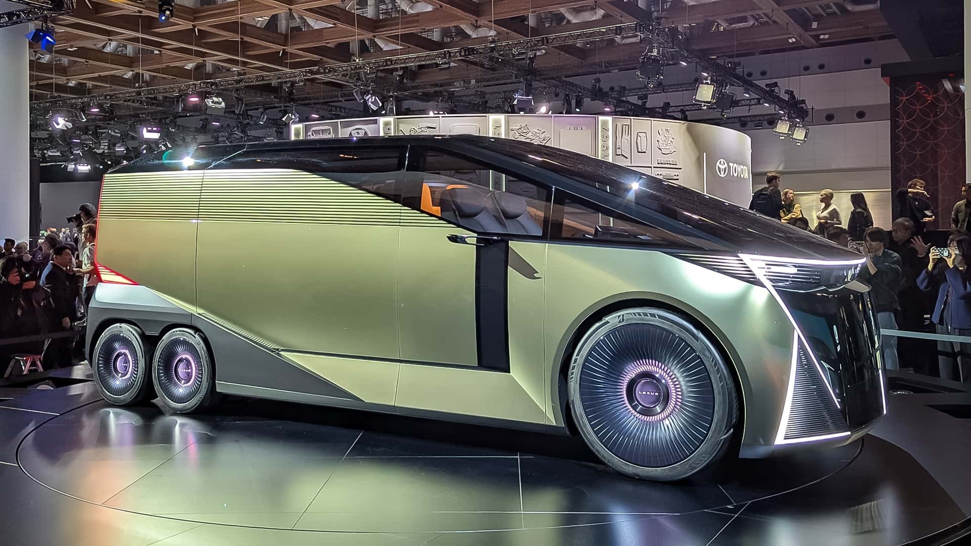 یکی از عجیب ترین خودروهایی که در نمایشگاه توکیو 2025 رونمایی شده؛ لکسوسی با 6 چرخ است. آکیو تویودا رئیس هیئتمدیره تویوتا، اطمینان دارد که تیم توسعه میتواند این مینیون LS را به واقعیت تبدیل کند. لکسوس هنوز درباره مشخصات فنی جزئیاتی منتشر نکرده است. آرا