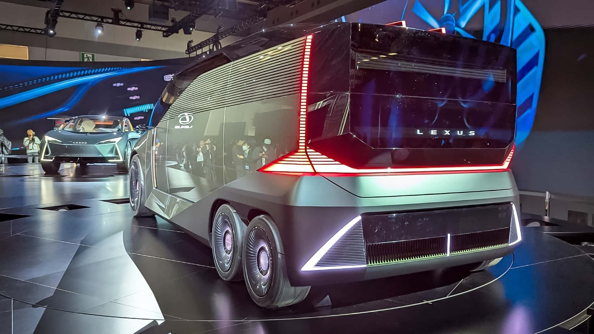 یکی از عجیب ترین خودروهایی که در نمایشگاه توکیو 2025 رونمایی شده؛ لکسوسی با 6 چرخ است. آکیو تویودا رئیس هیئتمدیره تویوتا، اطمینان دارد که تیم توسعه میتواند این مینیون LS را به واقعیت تبدیل کند. لکسوس هنوز درباره مشخصات فنی جزئیاتی منتشر نکرده است. آرا