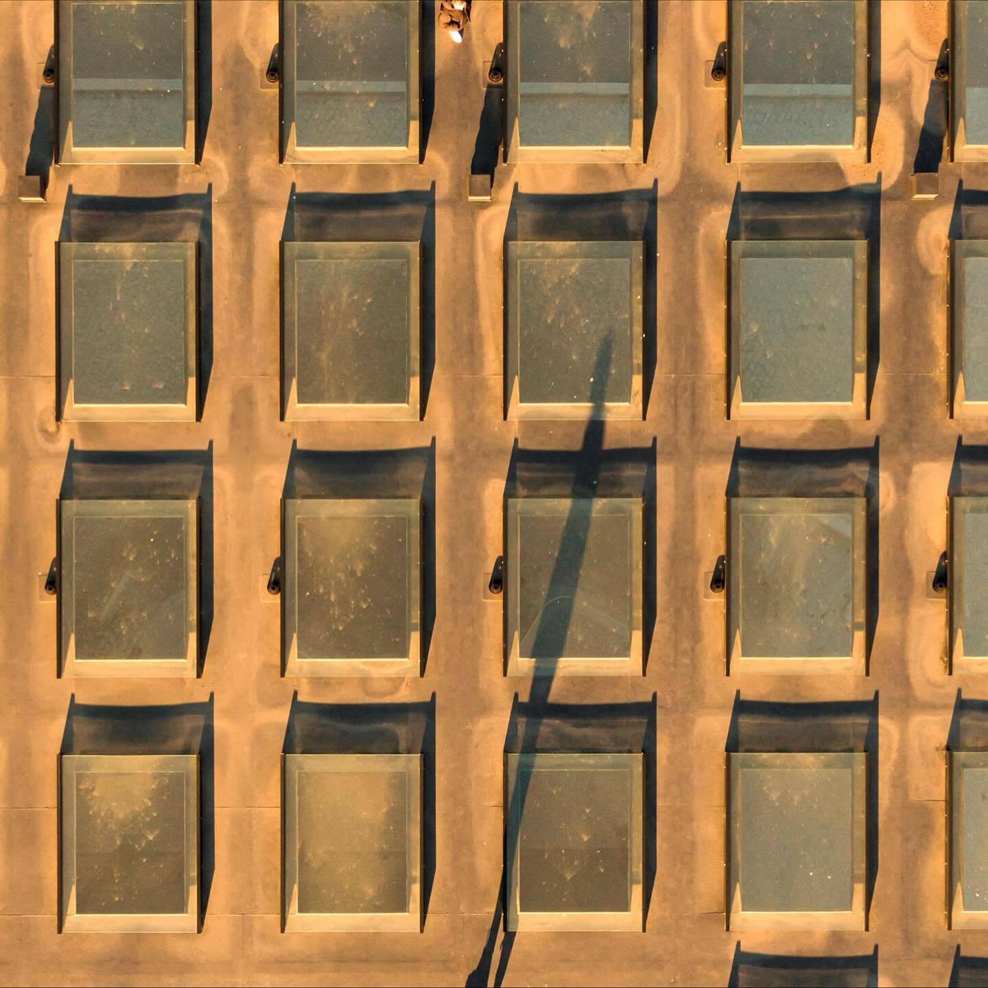 تصویری از نمای خارجی مرکز چندوجهی (Intermodal Center) در لوزادا، واقع در شمال شرقی پورتو پرتغال، که توسط شرکت معماری Spaceworkers طراحی شده است. این ساختمان با حجم‌های هندسی خاص و مدرن و استفاده از مصالح سفید یا روشن، به عنوان یک نشانه‌ی شهری و قطب جدید ف