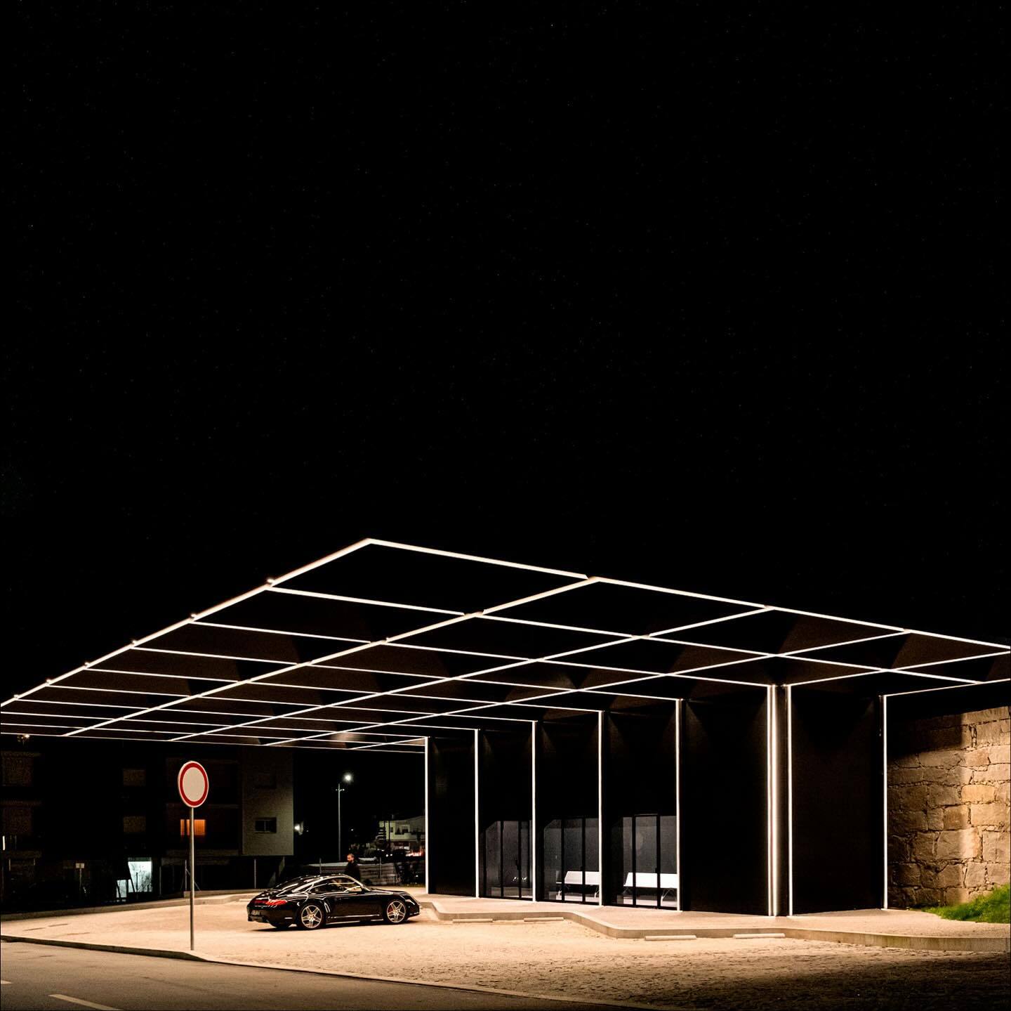 تصویری از نمای خارجی مرکز چندوجهی (Intermodal Center) در لوزادا، واقع در شمال شرقی پورتو پرتغال، که توسط شرکت معماری Spaceworkers طراحی شده است. این ساختمان با حجم‌های هندسی خاص و مدرن و استفاده از مصالح سفید یا روشن، به عنوان یک نشانه‌ی شهری و قطب جدید ف