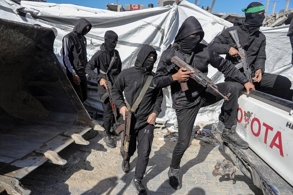 جنگجویان حماس در محل جستجوی جسد اسرای اسرائیلی در اردوگاه جبالیا در شمال نوار غزه/ APA