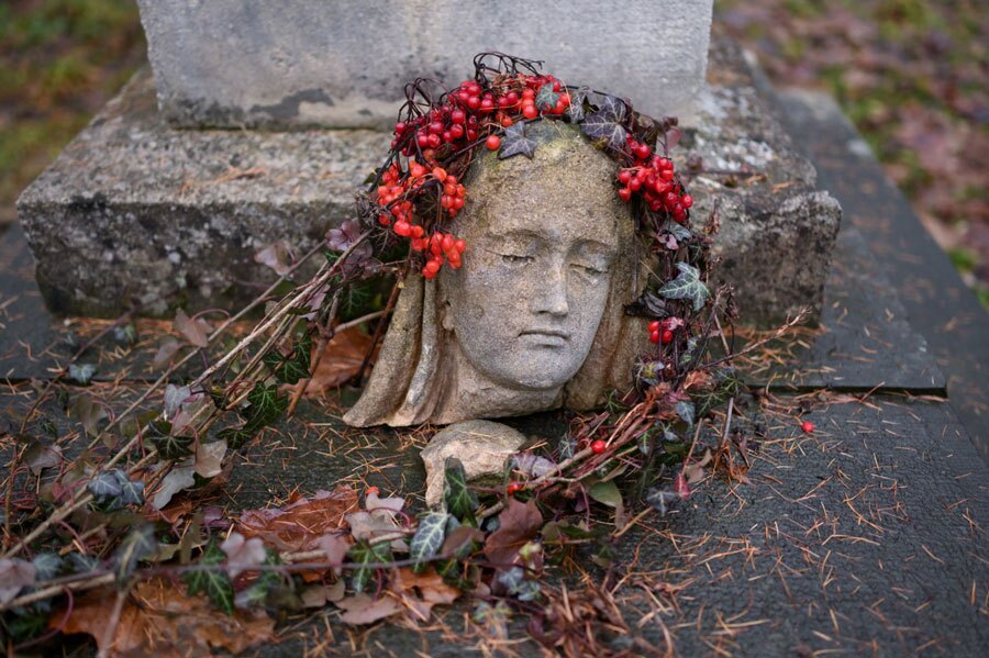 سر یک مجسمه آسیب‌دیده، روی سنگ قبری در گورستان "لیچاکیف" در شهر "لویو" اوکراین/ خبرگزاری فرانسه