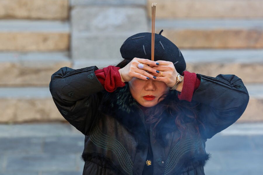 سوزاندن عود در معبدی در پکن/ خبرگزاری فرانسه