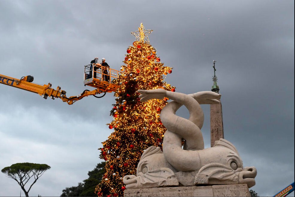 نصب درخت کریسمس در شهر رُم ایتالیا/ زوما