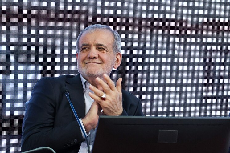 پزشکیان: بارها گفته‌ام مقابل مردم قرار نمی گیرم