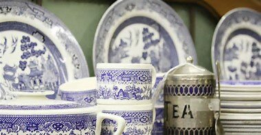 بشقاب ارزان، عتیقه گرانقیمت از آب درآمد / راز نوشتههای پشت بشقاب چه بود؟